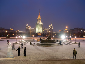 На площади перед Фундаментальной
библиотекой МГУ.