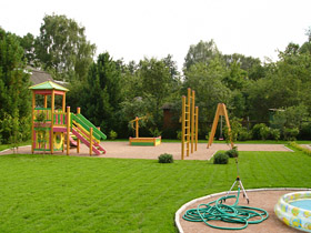 Поверхность детской площадки, а также
других площадок и дорожек отсыпана
гранитным отсевом с оконтуриванием
бордюрным камнем.